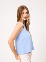 Musculosa de lino color verde claro, con cuello redondo y diseño holgado.