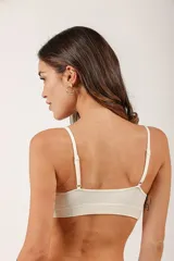 Pack de dos soutienes tipo top confeccionados en microfibra acanalada, con diseño sin aro, copas removibles y breteles ajustables.