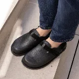 Zueco de cuero vacuno negro con tira de velcro en capellada y talón para un mayor ajuste. Suela de caucho y plantilla anatómica.