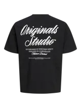 Remera de manga corta y cuello redondo con calce holgado, confeccionada en jersey de algodón. Presenta estampa gráfica en el pecho con la inscripción Originals Studio.