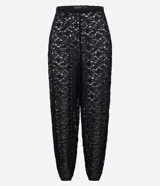 Pantalón estilo aladdin confeccionado en encaje negro con textura. Presenta cintura elástica y puños ajustados en el dobladillo, con un corte holgado y fluido.