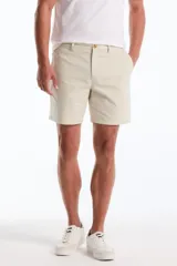 Bermuda de twill color beige, de corte clásico con bolsillos laterales y traseros, cierre frontal con botón y bragueta con cierre.