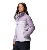 Campera tipo puffer de Columbia, modelo Powder Pass, en tonos lavanda. Cuenta con cierre frontal completo, cuello alto con protección para la barbilla, bolsillos laterales con cierre y diseño acolchado con aislamiento térmico ligero.