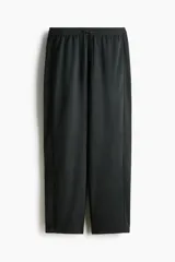 Jogger deportivo H&M de corte relajado, color negro, confeccionado en tejido funcional con tecnología DryMove. Cuenta con cintura elástica con cordón de ajuste, bolsillos laterales y diseño de piernas rectas.