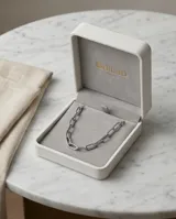 Collar de acero italiano con diseño de eslabones ovalados de estilo cadena.