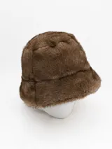 Sombrero tipo bucket de pelo sintético en color negro, con diseño de ala corta y textura suave.