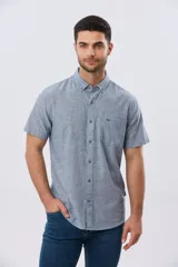 Camisa de manga corta confeccionada en mezcla de lino y algodón, color beige, con cuello camisero abotonado, bolsillo frontal en el pecho y cierre de botones.