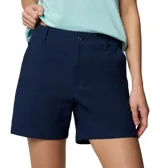 Short azul marino Columbia Leslie Falls II para mujer, de tiro medio con tecnología avanzada de repelencia Omni-SHIELD, bolsillos laterales con cierre y trabillas para cinturón.