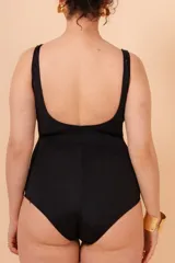 Malla entera negra con corpiño con nudo cruzado confeccionado en lycra lurex.