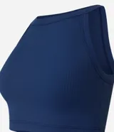 Blusa tipo crop top color verde oliva, confeccionada en tejido rib acanalado, con cuello halter y diseño sin mangas.