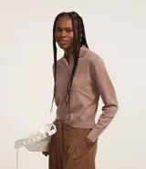 Blusa femenina de punto color marrón claro, con cuello solapa, abotonado frontal, mangas largas y bolsillo en el pecho. Marca Blue Steel, colección Otoño/Invierno 2025.