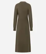 Vestido midi de punto color verde oliva, con cuello redondo y mangas largas. Presenta una textura acanalada y un diseño ajustado que realza la silueta.