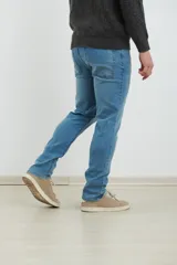 Pantalón de jean de corte skinny, color azul.