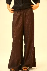 Pantalón de lino color marrón, de corte recto y holgado, con cintura elastizada.