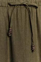 Pantalón recto de lino color verde militar, de tiro medio con cintura elástica ajustable mediante cordón y bolsillos delanteros.