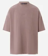 Remera marrón de poliéster y elastano con textura de pana, cuello redondo, manga corta y bordado centralizado de lettering minimalista.