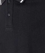 Polo de hombre marca Marfinno, confeccionada en tejido de media malla con textura rayada. Presenta cuello polo con botones y mangas cortas con terminaciones en rib con detalles contrastantes.