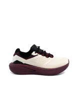Championes deportivos Umbro modelo Gridlock, con diseño de suela gruesa y estructura en combinación de colores crema, bordó y negro.
