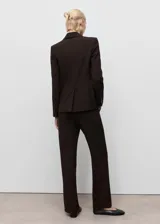 Pantalón de vestir de corte recto y tiro medio, con bolsillos laterales y cierre oculto de botón, gancho y cremallera.