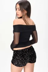 Short negro de lentejuelas, tiro bajo y corte ajustado.