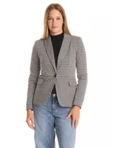 Blazer entallado de tejido jacquard con estampado de pata de gallo en tonos blanco y negro. Presenta cuello con solapas clásicas, cierre frontal con un botón, bolsillos delanteros con solapa y forro interno a tono.