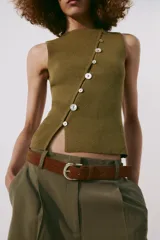 Top de punto color verde oliva, sin mangas, con cuello redondo y diseño ajustado. Presenta una hilera diagonal de botones nacarados en el frente.