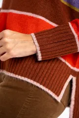 Sweater color crema con rayas horizontales en tonos rosa, marrón y verde.