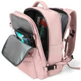 Mochila color beige con múltiples bolsillos y cierres.