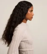 Blusa slim de chenille color beige, con cuello alto y mangas largas.