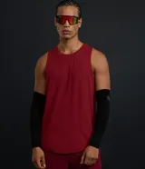Musculosa deportiva masculina Get Over, de corte regular en color marrón, con cuello redondo, costuras visibles y etiqueta decorativa en el bajo.