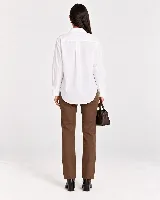 Camisa de algodón celeste claro, de corte clásico y mangas largas con puños abotonados.