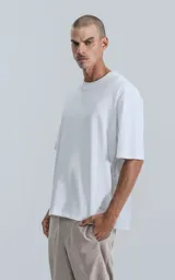 Remera oversize de algodón premium color blanco, con cuello redondo y hombros caídos.