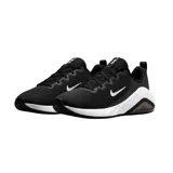 Championes Nike modelo Bella 7, color negro con entresuela blanca y detalles en negro translúcido. Presentan un diseño deportivo con malla transpirable, logo de la marca en el lateral y tecnología Air Zoom en el talón.