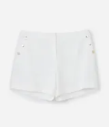 Bermuda de tiro alto confeccionada en crepé color blanco, con cierre frontal, bolsillos laterales y detalle de botones decorativos.