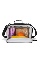 Lunchera JanSport The Carryout color negro, con logo de la marca en el frente, asa de mano superior y correa ajustable para el hombro.