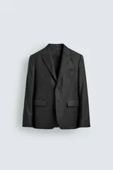 Blazer de corte regular confeccionada en lana de origen italiano, con diseño a cuadros sutiles. Presenta cuello con solapas de pico, cierre frontal de botones, bolsillos de solapa en la cadera y bolsillo de vivo en el pecho.