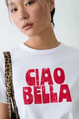 Remera de algodón roja de manga corta, con cuello redondo y corte clásico.