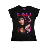 Remera negra de corte entallado con estampado frontal estilo vintage de la cantante Lali Espósito, con letras en degradado violeta y rojo.