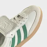 Championes Adidas Samba LT blancos con detalles en verde, suela color caramelo y puntera de gamuza.