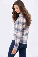 Camisa de viyela a cuadros en tonos rosado, beige y gris, de manga larga, con cuello camisero, cierre frontal de botones y un bolsillo aplicado en el pecho.