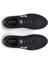 Championes Under Armour Charged Edge, color negro con detalles en gris y entresuela blanca. Cuentan con capellada de malla transpirable con superposiciones de cuero y material sintético, tecnología Charged Cushioning® en la entresuela y suela de goma resistente.