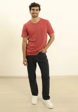 Remera celeste de algodón con bolsillo en el pecho y cuello redondo.