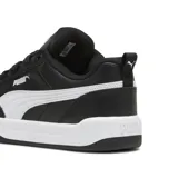 Championes urbanos Puma modelo Park Lifestyle, color negro con la icónica franja lateral en blanco. Presentan una silueta de corte bajo con capellada de cuero sintético texturizado, entresuela blanca y suela de goma resistente.