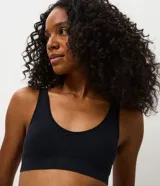 Soutien top femenino marca Lov, modelo bralette confeccionado en poliamida seamless con textura acanalada, escote redondo y base ancha. Cuenta con copas desmontables y tecnología sin costuras.