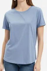 Remera de manga corta color blanco con cuello redondo y dobladillo redondeado.