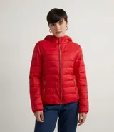 Campera puffer ultra ligera de Blue Steel, color rojo, con capucha, cierre frontal y bolsillos laterales con cremallera. Diseño acolchado con relleno sintético.