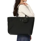 Cartera tipo shopper Guess modelo Eco Gemma, color negro. Presenta diseño minimalista con logo triangular metálico en el frente, asas dobles y un pequeño monedero circular removible con cierre. Incluye herrajes en tono dorado.
