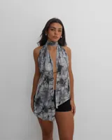 Top con cuello halter y estampado abstracto en tonos grises.