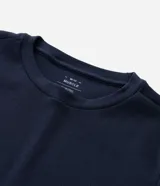 Remera de corte muscle fit, manga corta y cuello redondo, confeccionada en tejido de ribana con textura acanalada.