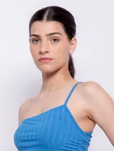 Top negro de punto con un solo tirante y corte en la cintura.